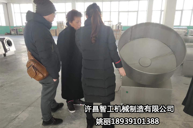 陜西客戶來許昌智工考察試機湯圓機，制餡非常滿意，現場定機
