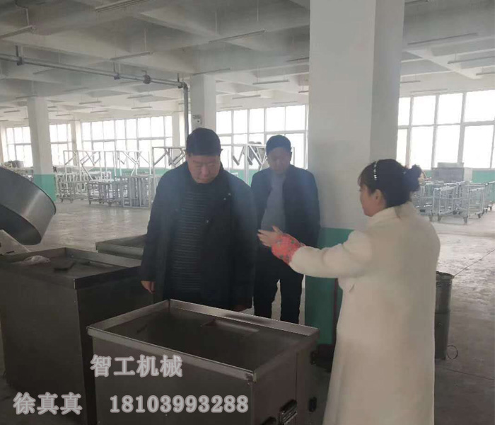 魯山老客戶再次來許昌智工考察訂購湯圓機、元宵制陷機！