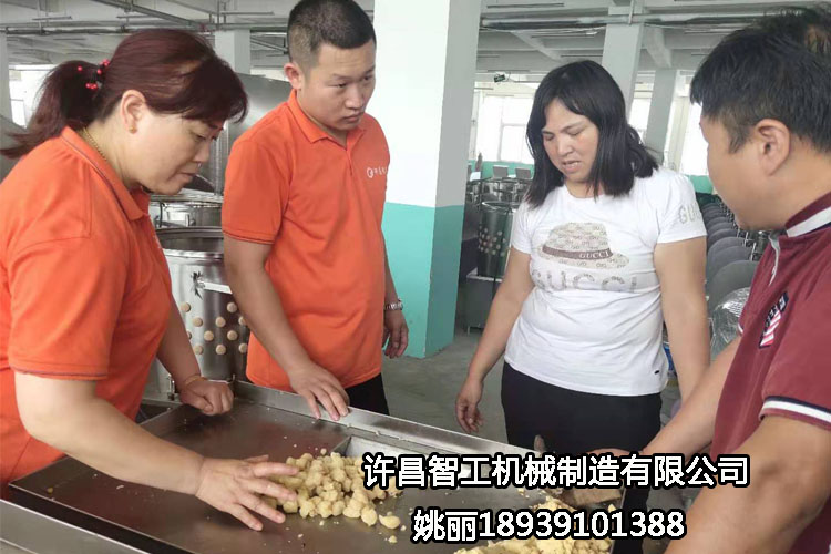 河南周口客戶自帶原料到許昌智工考察、試機制餡機?。ㄗ龈恻c）